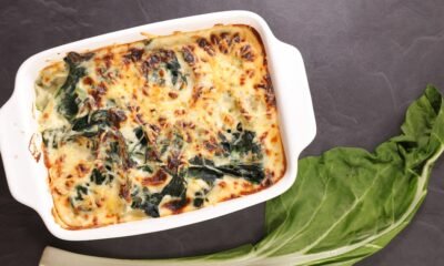 Receta de acelgas gratinadas con bechamel ligera y queso, una cena rápida y deliciosa para empezar a disfrutar de esta verdura