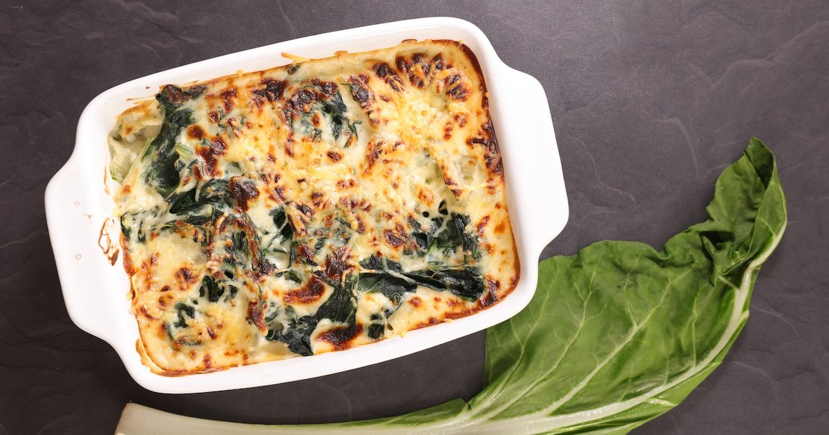 Receta de acelgas gratinadas con bechamel ligera y queso, una cena rápida y deliciosa para empezar a disfrutar de esta verdura