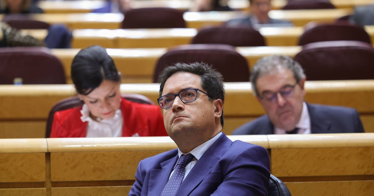 Suspender hasta un mes de empleo y sueldo a los funcionarios que incumplan con su horario, y otros cambios en las sanciones de la ley de función pública