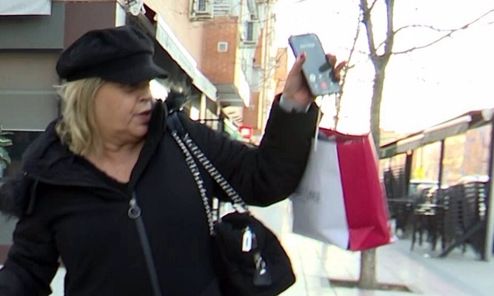 Terelu Campos da la espalda a la prensa porque "estoy hablando por teléfono"