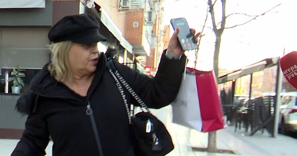 Terelu Campos da la espalda a la prensa porque "estoy hablando por teléfono"