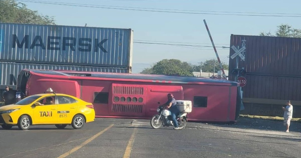 Un menor y un adulto murieron tras choque de un autobús con un tren en Colima; también hay 21 heridos