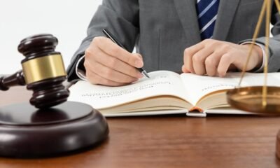 Una letrada de Abogados Cristianos es despedida estando de baja por “ausencias injustificadas”: es improcedente y recibirá más de 37.000 euros