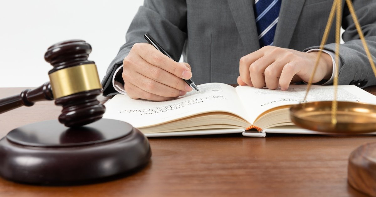 Una letrada de Abogados Cristianos es despedida estando de baja por “ausencias injustificadas”: es improcedente y recibirá más de 37.000 euros