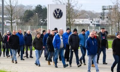 Volkswagen y trabajadores siguen negociando tras reunirse durante más de 13 horas el lunes