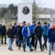 Volkswagen y trabajadores siguen negociando tras reunirse durante más de 13 horas el lunes