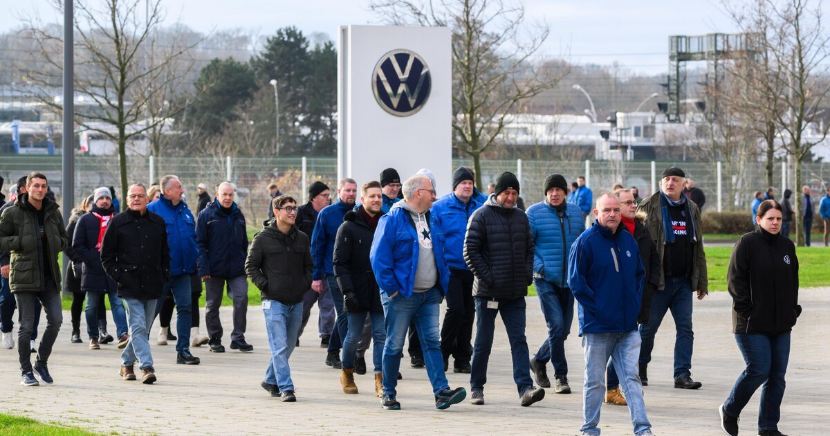 Volkswagen y trabajadores siguen negociando tras reunirse durante más de 13 horas el lunes