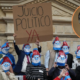 “¡Fuera Petro!”: con disfraces de Papá Pitufo y arengas, manifestantes llegaron Congreso a denunciar al presidente por la ‘pitufopolítica’