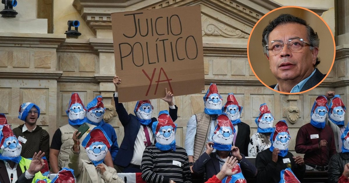 “¡Fuera Petro!”: con disfraces de Papá Pitufo y arengas, manifestantes llegaron Congreso a denunciar al presidente por la ‘pitufopolítica’