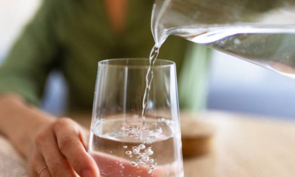 ¿Es necesaria una dieta del agua? Cómo puedes beberla para mejorar tu alimentación y tu salud, según un experto