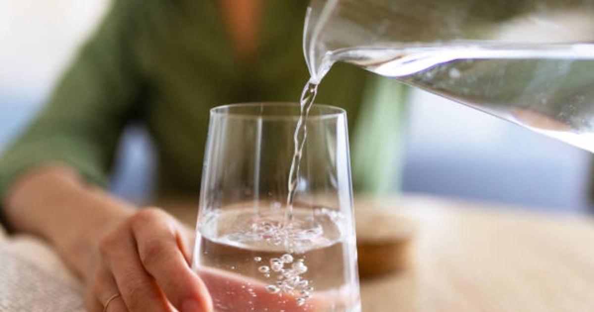 ¿Es necesaria una dieta del agua? Cómo puedes beberla para mejorar tu alimentación y tu salud, según un experto