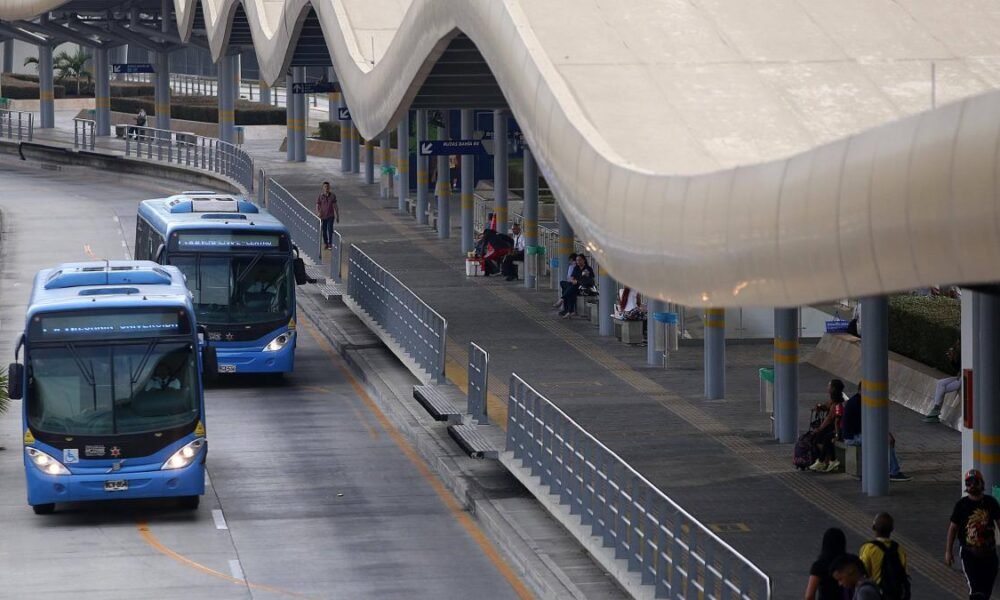 Un hombre encadenado en metrocali le quitaron navajas, Pero tenía otra oculta: en pleito, funcional herido