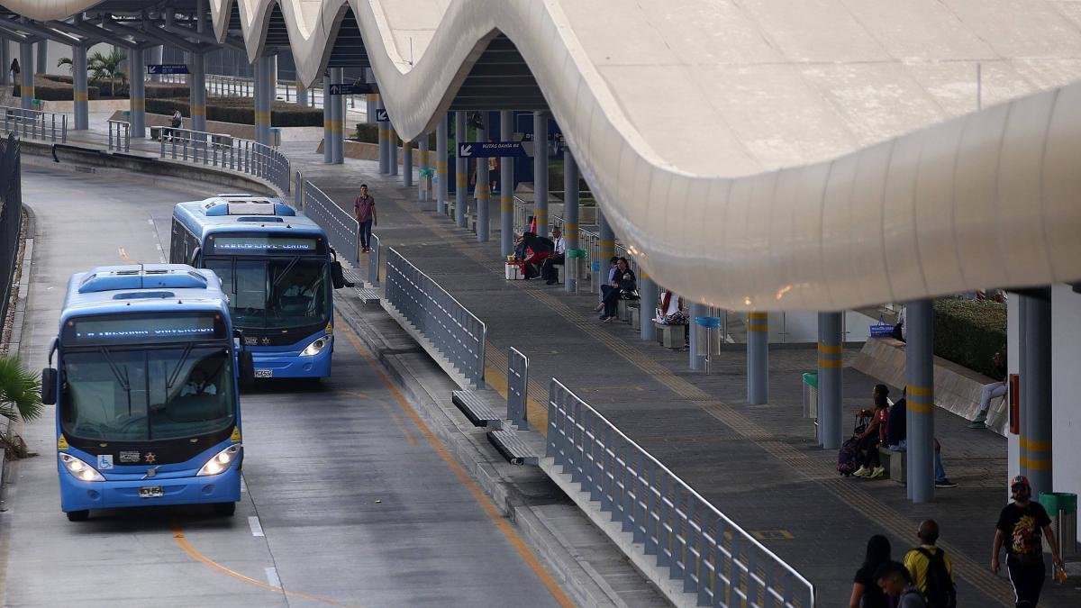 Un hombre encadenado en metrocali le quitaron navajas, Pero tenía otra oculta: en pleito, funcional herido
