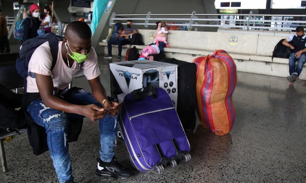 Viajeros, una vacunada contra fiebre amarilla en la terminal de transporte de cali durante esta semana santa