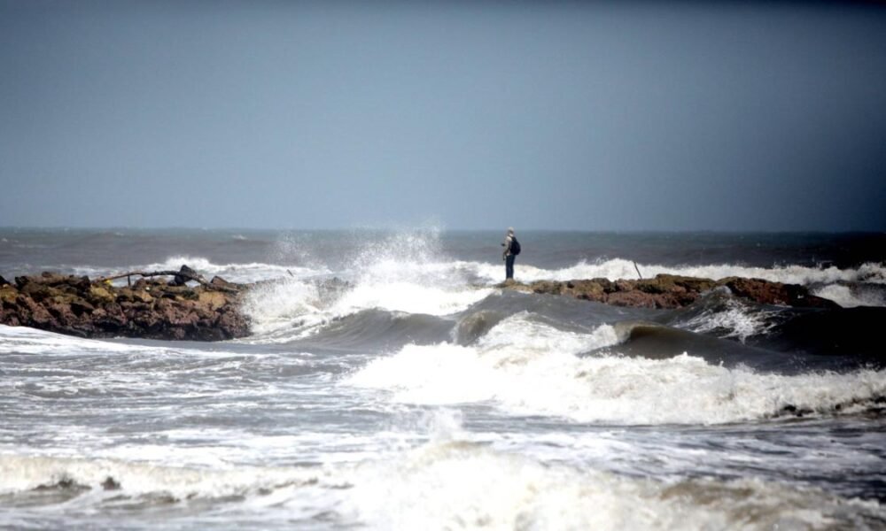 Playas de Puerto Colombia: Alto Oleaje Golpea Negocios