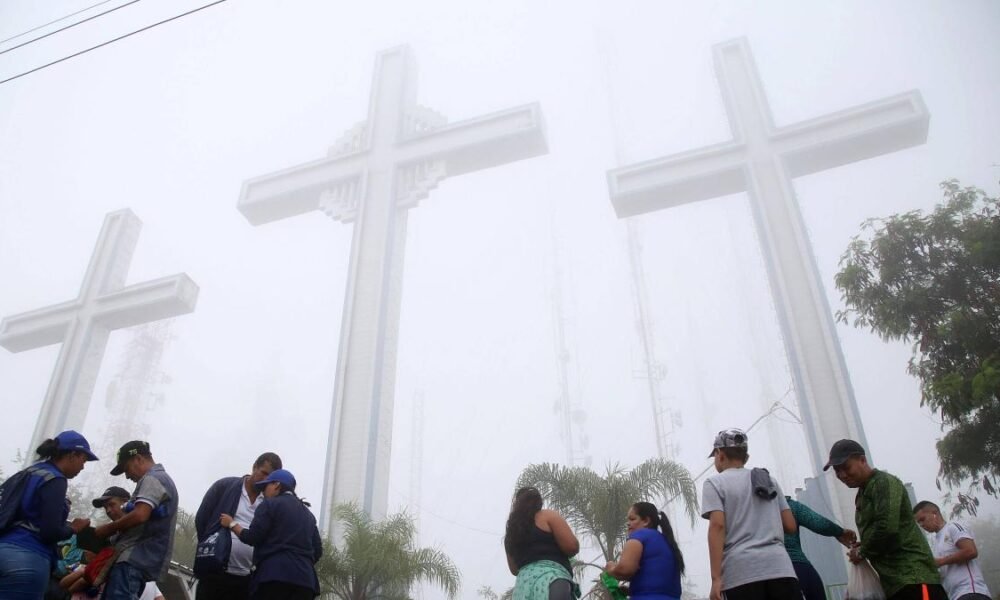 Más de 15 mil personas, en peregrinaje en los cerros de tres cruces y cristo rey en cali, este viernes santo