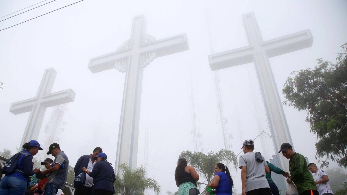 Más de 15 mil personas, en peregrinaje en los cerros de tres cruces y cristo rey en cali, este viernes santo