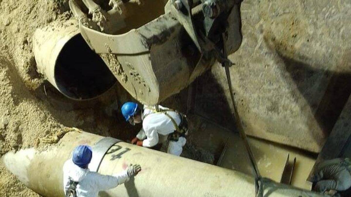 Rotura de tubería deja sin agua a varios barrios en pleno jueves santo