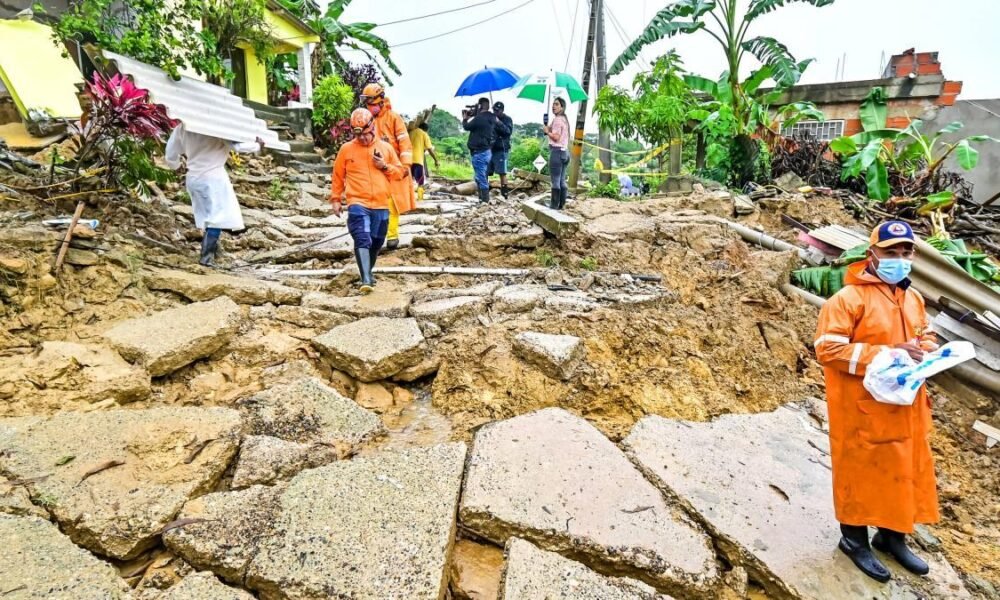 En Piojó Los Damnificados Se Cansaron de Esperar la Ayuda y Están Reconstruyendo Sus Casas en Zona de Alto Riesgo