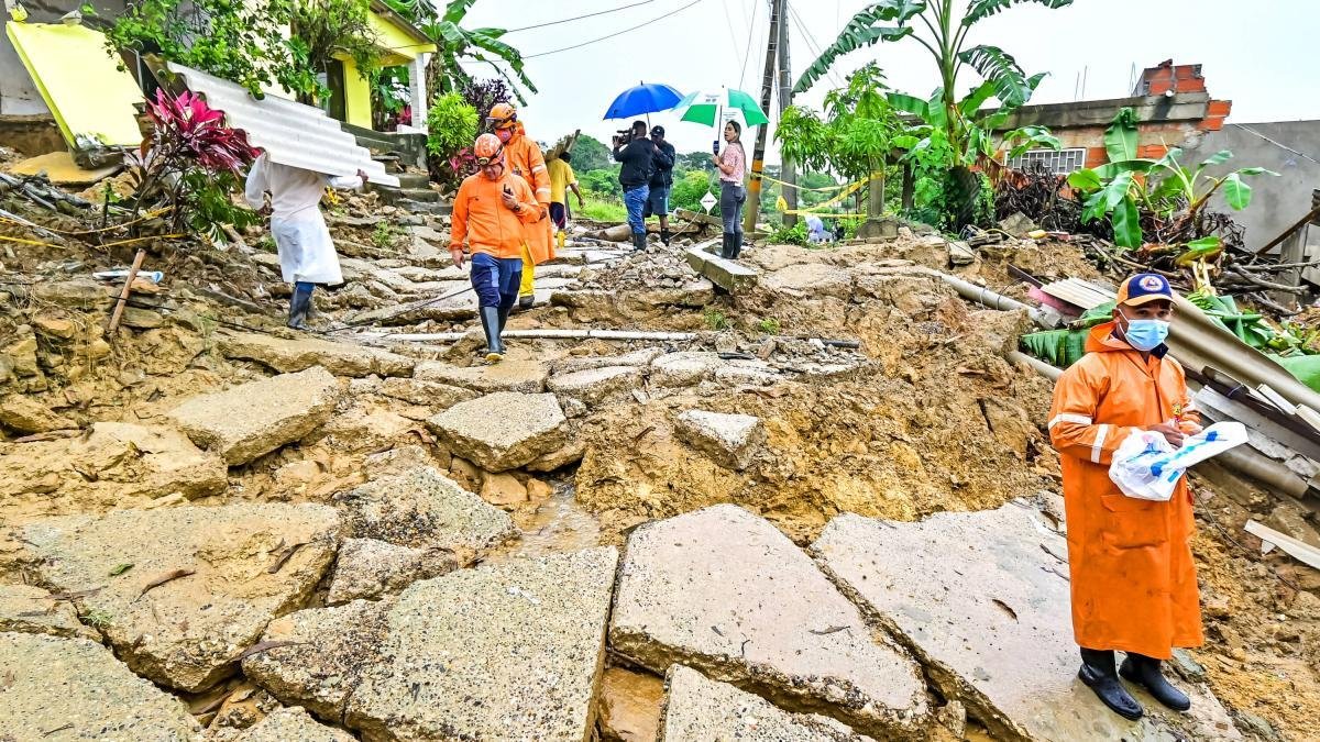 En Piojó Los Damnificados Se Cansaron de Esperar la Ayuda y Están Reconstruyendo Sus Casas en Zona de Alto Riesgo