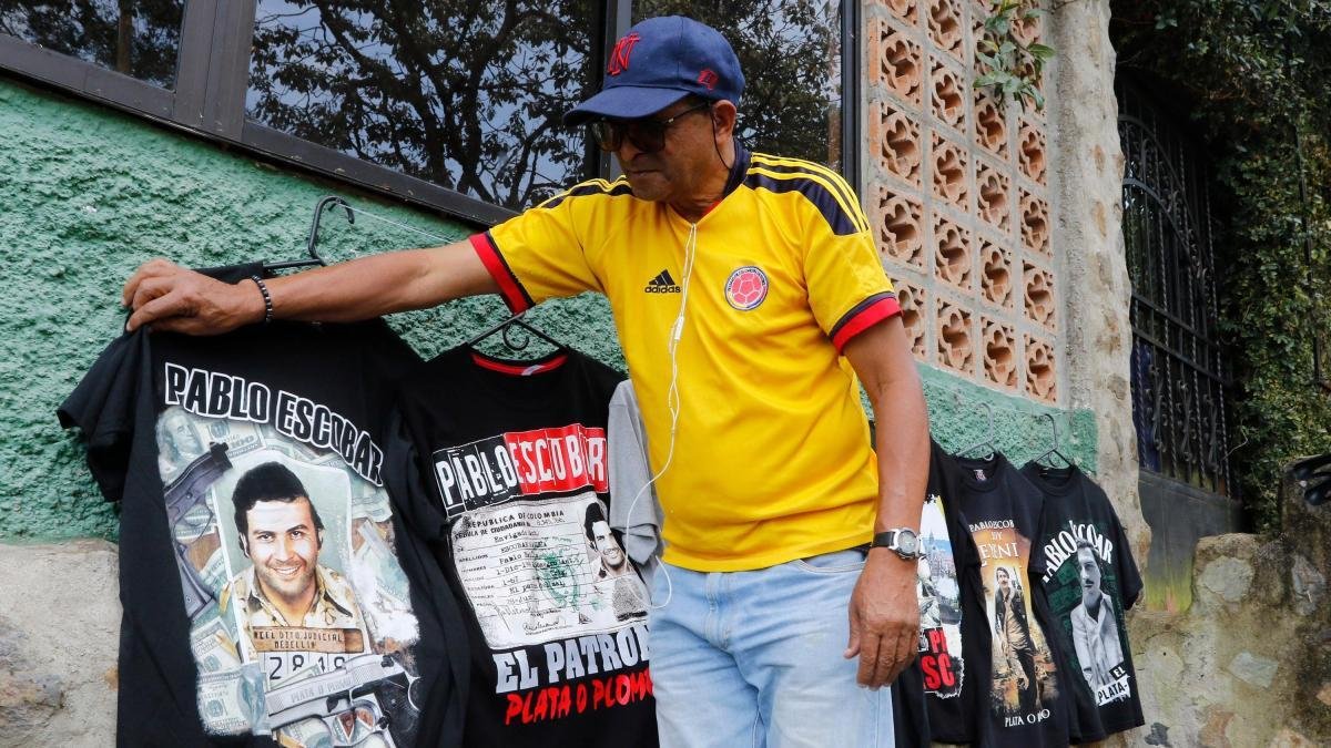 LOS RETOS DE Del Proyecto de Ley Que Busca Prohibir la Venta de Artículos de Pablo Escobar