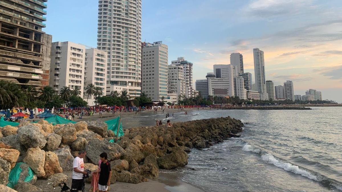Pelea Entre Carperos y Comisionistas en Playas de Bocagrande Genera Rechazo de Autoridadas y Turistas