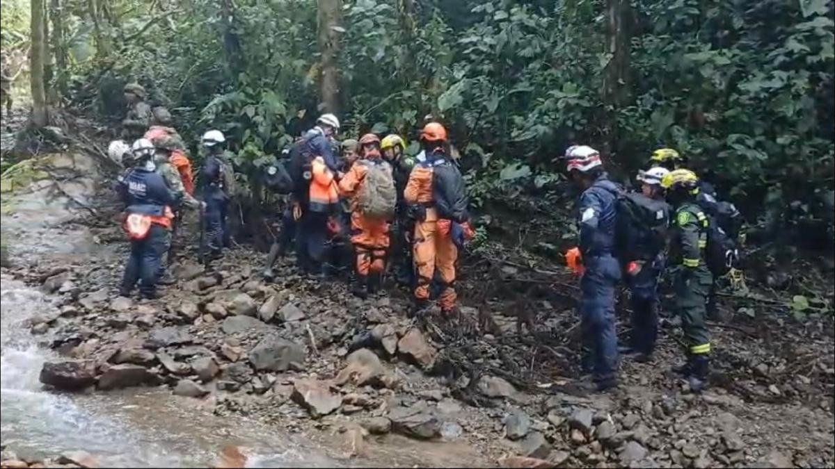 Luto en Caldas | Dos Niñas Fueron Arrastradas por un río Mientras Cruzaban: Solo una fue rescatada con Vida