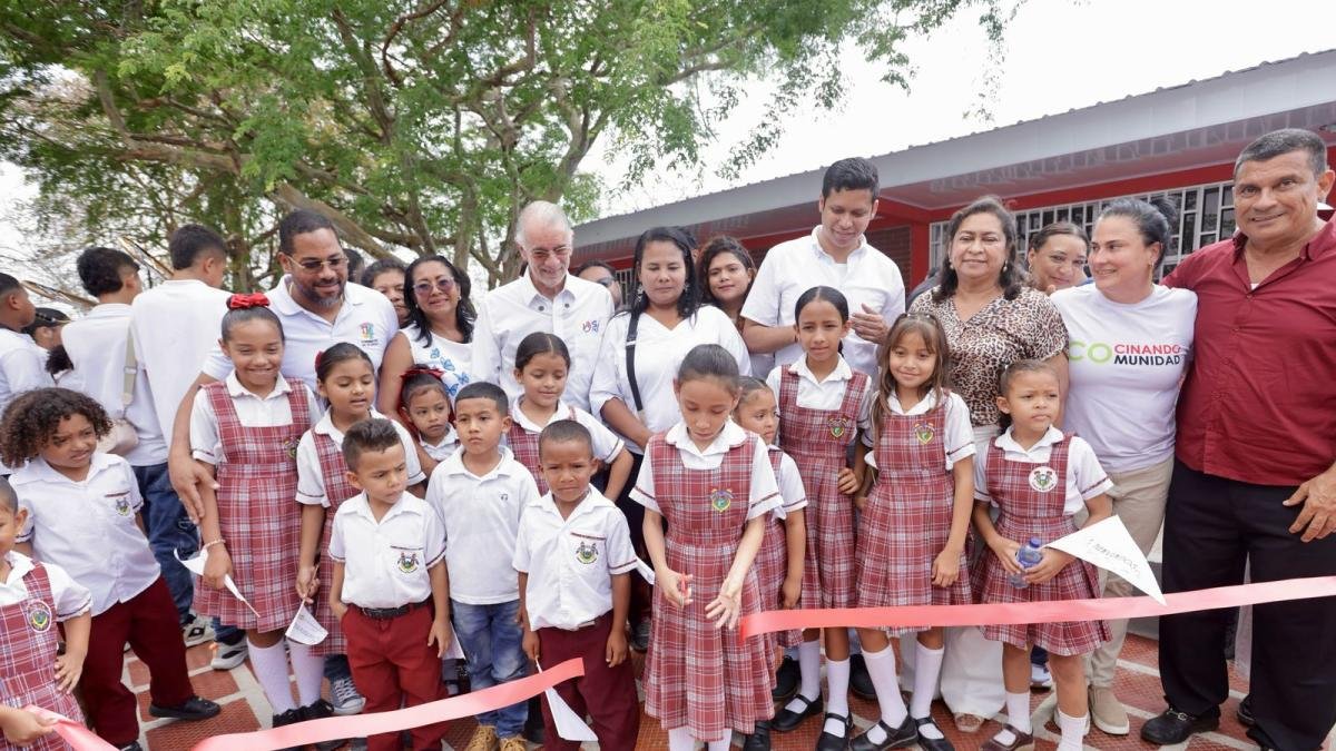 Estudiantes Celeban la Entrega de 12 Colegios Renovados