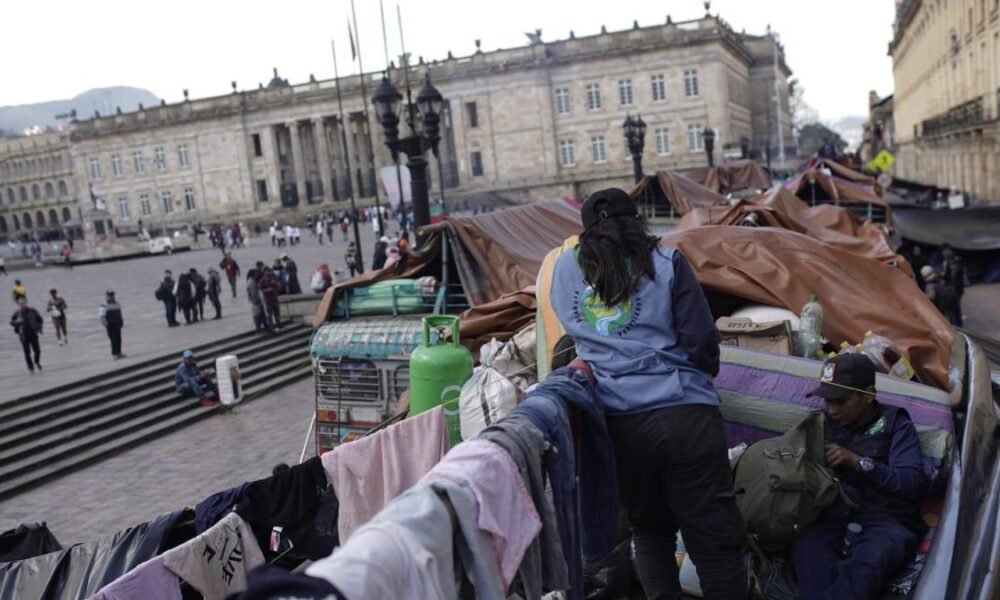 Así Están Viviendo Los Indígenas Que se Asentaron en la plaza de Bolívar de Bogotá; en Chivas, Cambuches y Sin Agua