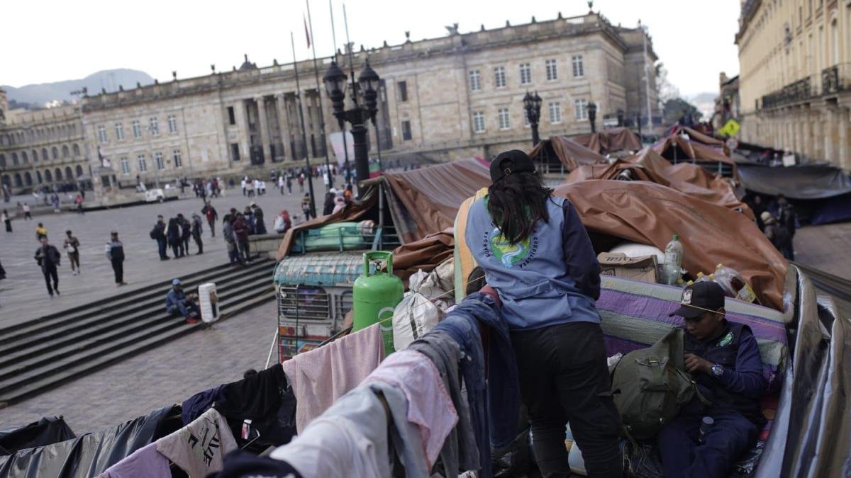 Así Están Viviendo Los Indígenas Que se Asentaron en la plaza de Bolívar de Bogotá; en Chivas, Cambuches y Sin Agua