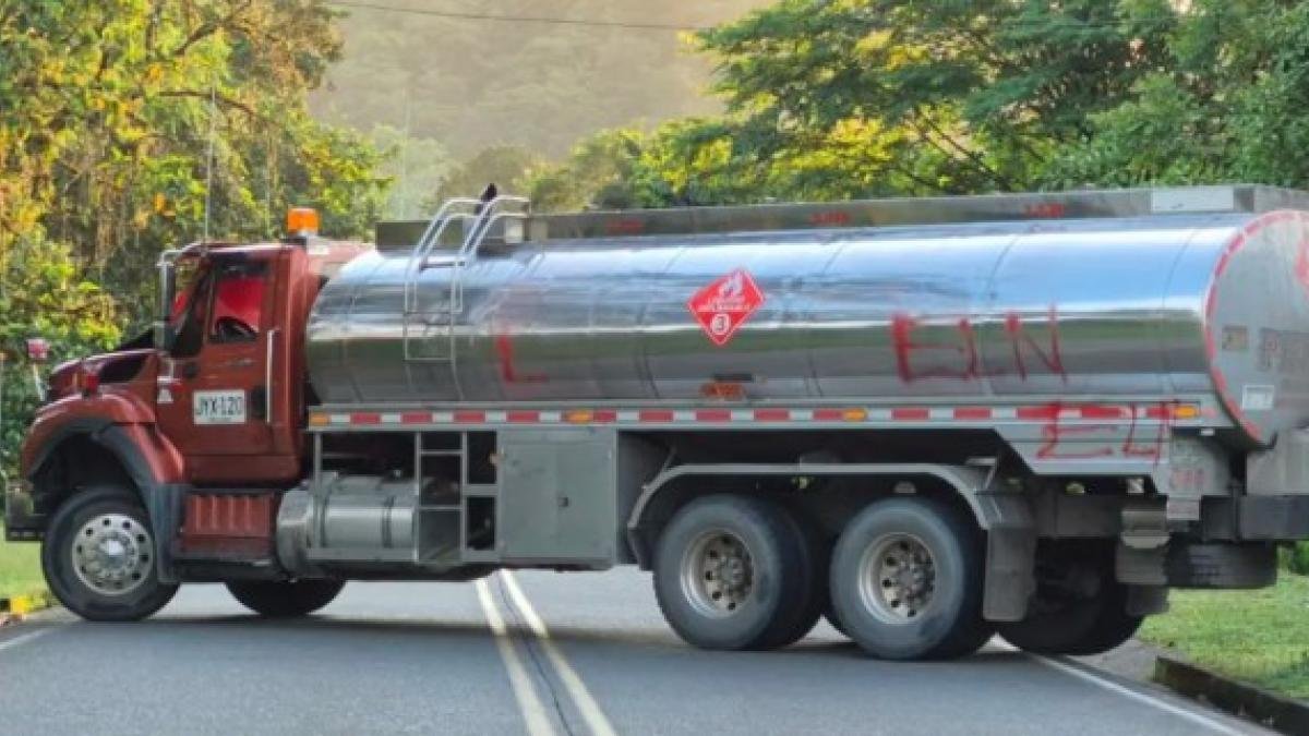 Carrotánico, Al Parecer, Cargado Con Explosivos, Bloquea la Carretera Entre Pereira y El Departamento del Chocó