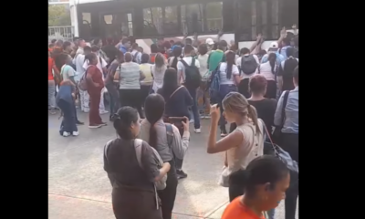 Trabajador Quedó Atrapado Bajo Bus de Transmetro, Usuarios lo rescataron