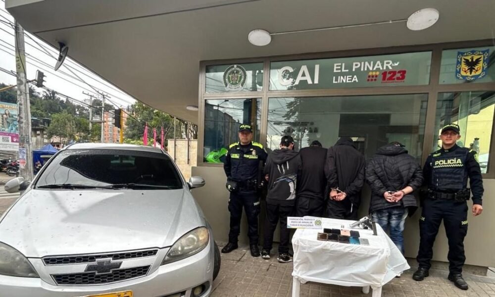 CAPTURAN A CUATRO HOMBRES DE EXTORSIONABAN A Comerciantes en Suba HaciéndaSe Pasar Por