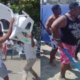 Batalla Campal Entre Turistas y Vendedores informales en el Rodadero de Santa Marta; USARON SILLAS PARA GOLPEARSE