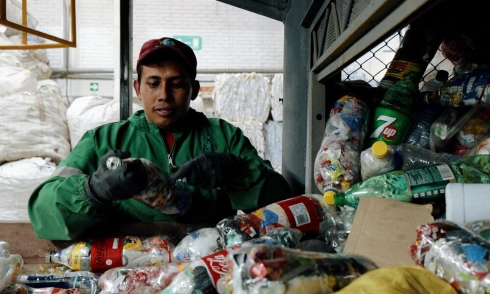 'USUARIOS NO PUEDEN COBRAR UN RECICLADORES POR EL MATERIAL APROVECHABLE'