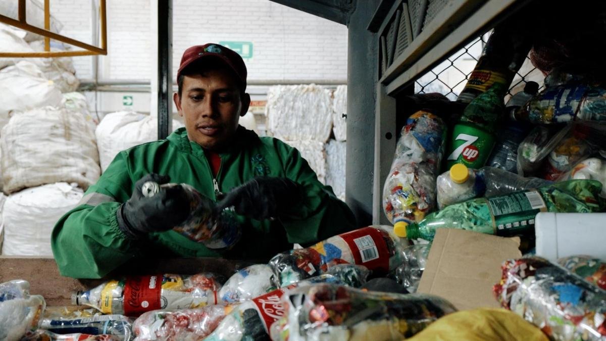 'USUARIOS NO PUEDEN COBRAR UN RECICLADORES POR EL MATERIAL APROVECHABLE'
