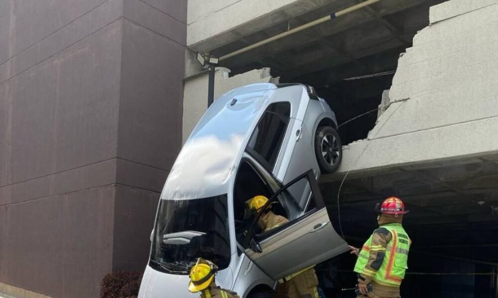 Vehículo Cayó Más de 2 metros en un parquereadero en la estrella