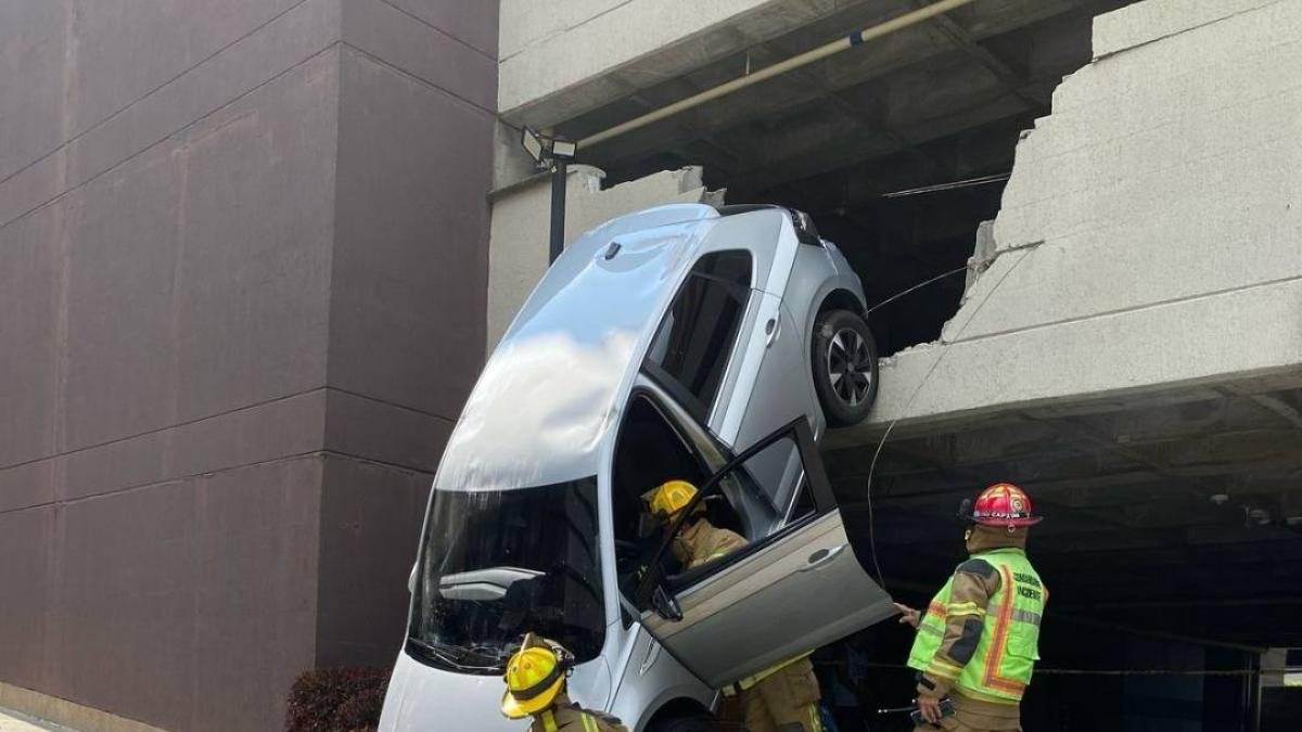 Vehículo Cayó Más de 2 metros en un parquereadero en la estrella