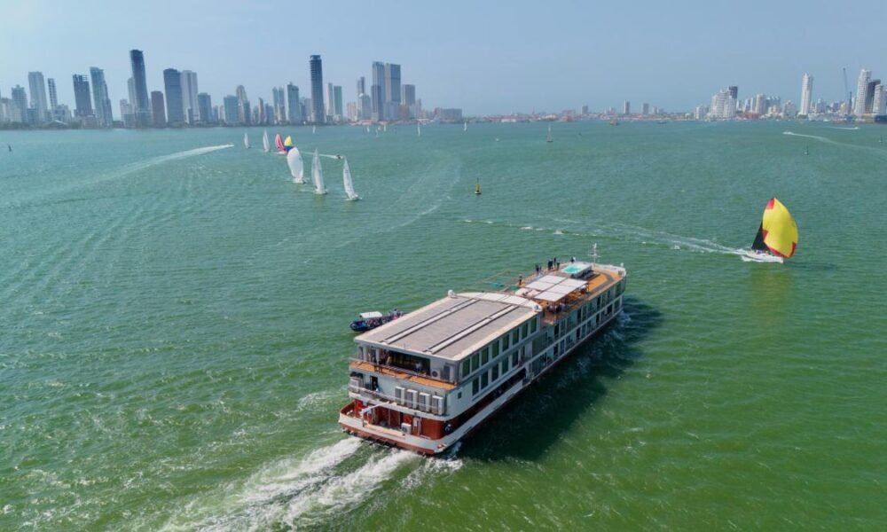 Crucero que navegará el río magdalena ya surca la bahía de cartagena