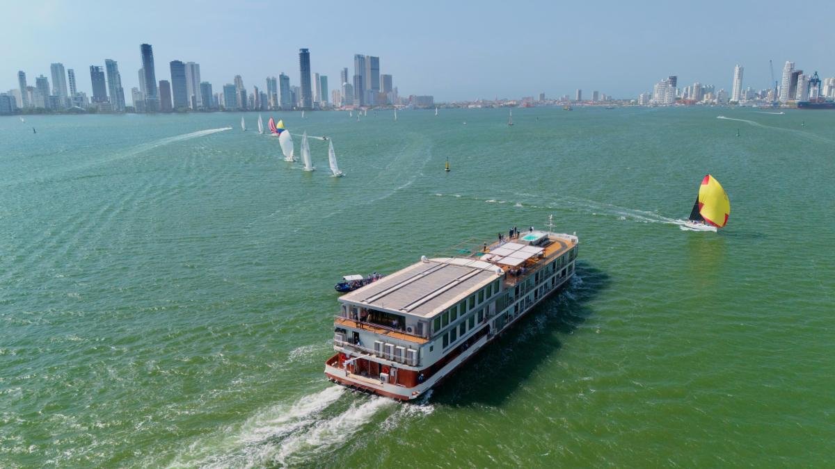 Crucero que navegará el río magdalena ya surca la bahía de cartagena