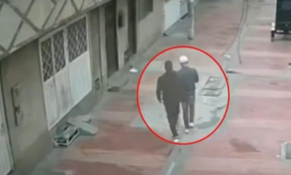 Abuela Murió luego de Que Ladrones Enveran A Su Casa en Bogotá; Video Captó A Hombres ForceJeando La Puerta