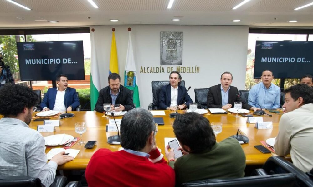 Alcaldes de Las CiUdades Capitales del País Pidieron al Gobierno, Desde Medellín, Ofensiva contra Grupos Criminales