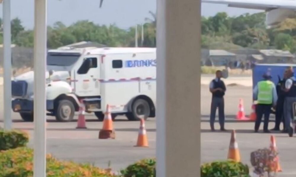 Robo Robo A Carro de Valores y Tiroteo en Medio de la Pista del Aeropuerto Almirante Padilla de Riohacha