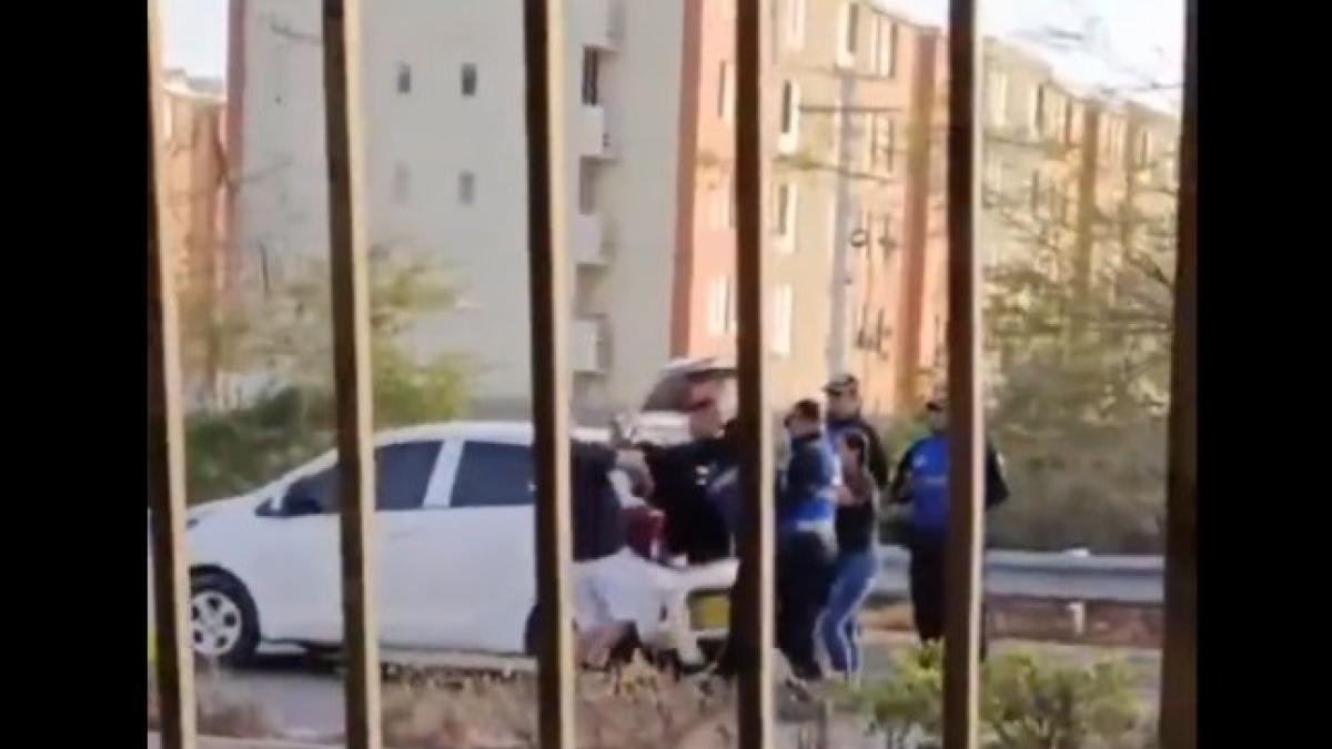 Desvinculan de su carga un agente que agredió un director