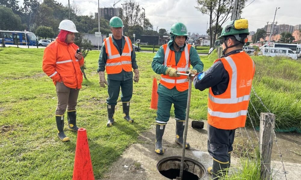 Así es el Trabajo de los Hombres que Hacen Cumplir el Racionamiento de Agua en Bogotá