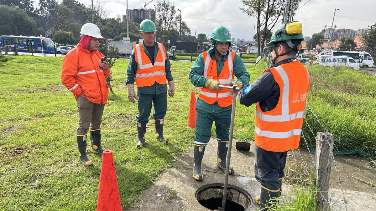 Así es el Trabajo de los Hombres que Hacen Cumplir el Racionamiento de Agua en Bogotá
