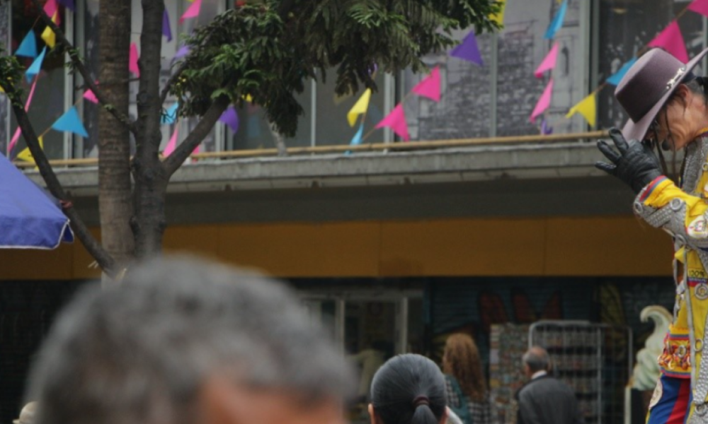 El Hombre que Vive Como Estatua Humana en Bogotá Tras Infancia Marcada Por la Violencia