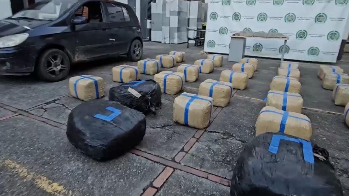 CAPTURAN A MUJER CON MÁS DE 300 KILOS DE MARIHUANA EN PARQUEADERO DEL SITP EN SUBA