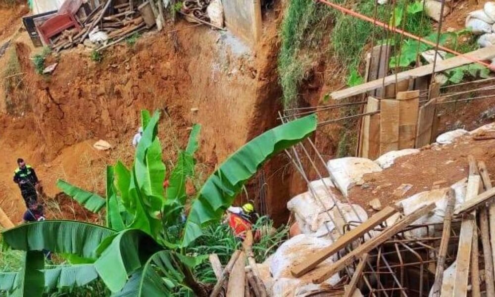 Dos Personas Fallecieron Tras el Deslizamiento de una construcción en un barrio popular del nororiente de medellín