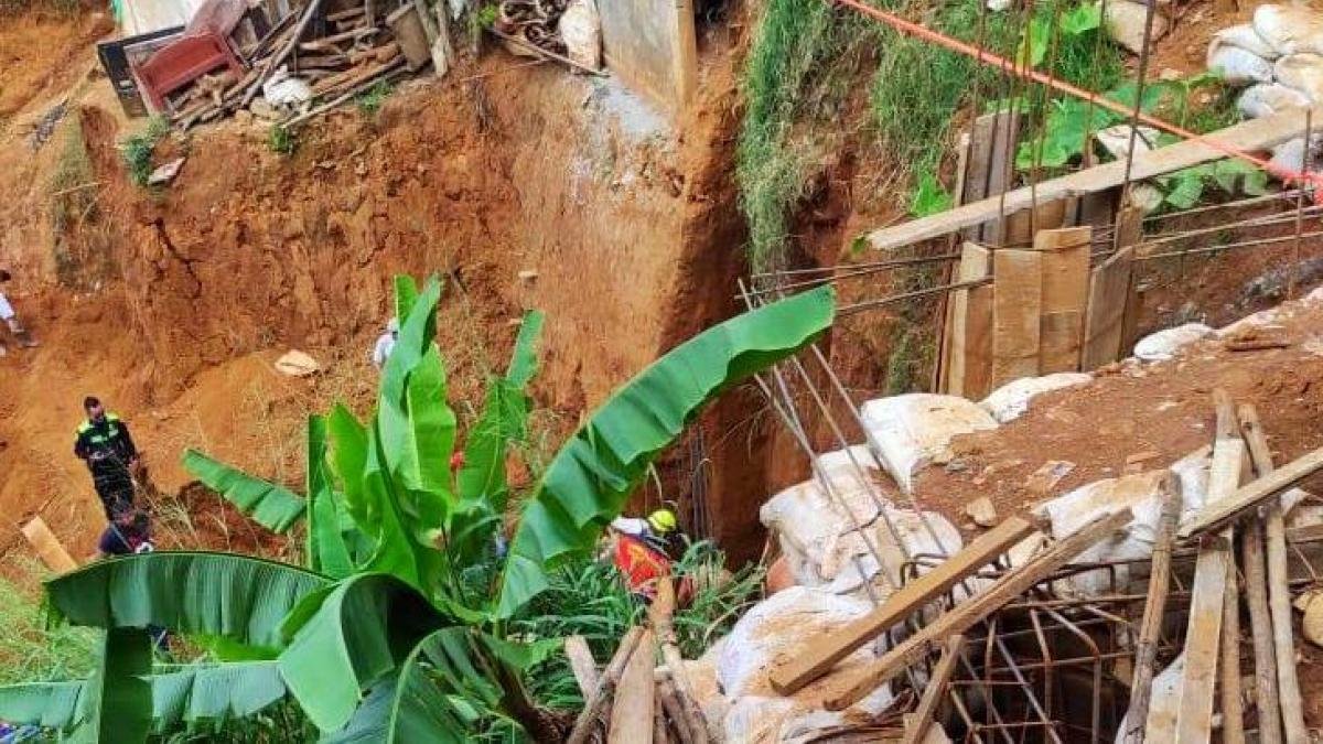 Dos Personas Fallecieron Tras el Deslizamiento de una construcción en un barrio popular del nororiente de medellín